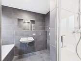Badezimmer mit Dusche und Badewanne - 