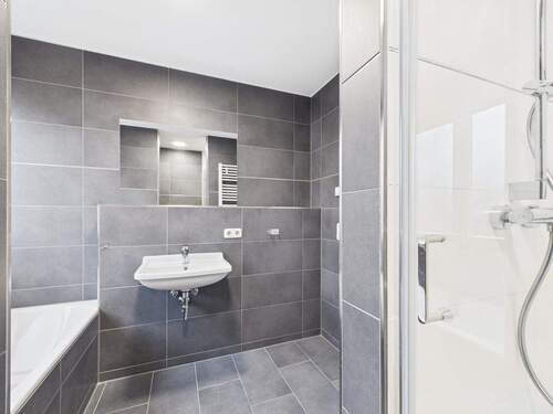 Badezimmer mit Dusche und Badewanne - 