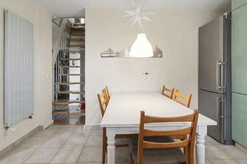 Küche mit Treppe ins 2. OG - 