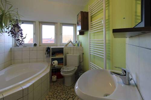 Badezimmer mit Dusche und Wanne im 2. OG - 