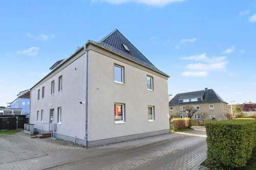 Außenansicht mit Einfahrt - 6 Zimmer Einfamilienhaus zum Kaufen in Stralsund