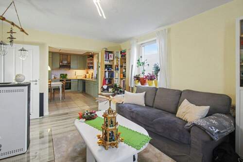 Wohnzimmer mit offener Küche - 