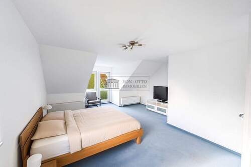Großes Schlafzimmer im Dachgeschoss - Mehrfamilienhaus, Wohnhaus mit 136,10 m&sup2; in Blankenfelde-Mahlow zum Kaufen