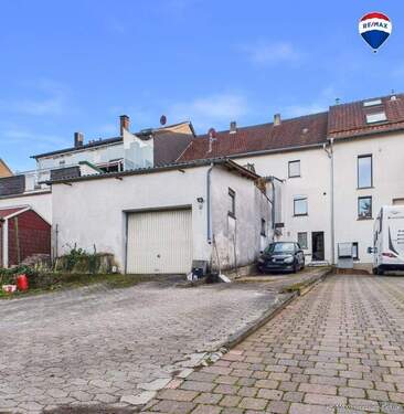 REMAX Immobilien DeLux Einfamilienhau Rückansicht Mandelbachtal Mark Borowicz - 