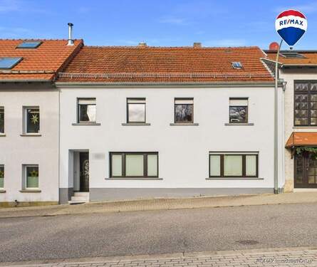 REMAX Immobilien DeLux Einfamilienhau Frontansicht Mandelbachtal Mark Borowicz - Raum für Familie, Generationen und Ideen in Mandelbachtal Ormesheim