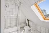 Badezimmer im Dachgeschoss - 