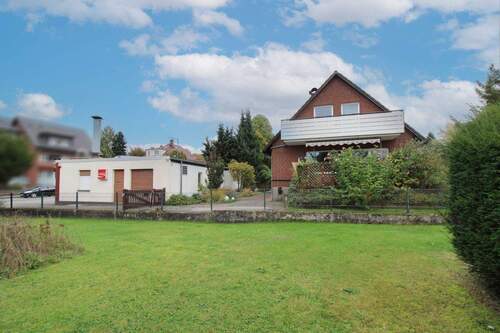 Außenansicht Weg - Wohnen & Vermieten in Hiddenhausen - gepflegtes Wohnhaus mit vermietetem Dorfgrill