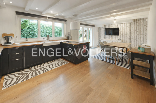 Hochwertige Einbauküche mit angrenzendem Essbereich und direktem Zugang zum Garten - 7 Zimmer Einfamilienhaus zum Kaufen in Mettmann