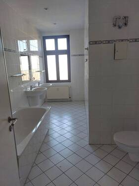 Bad - 4 Zimmer Etagenwohnung zur Miete in Magdeburg