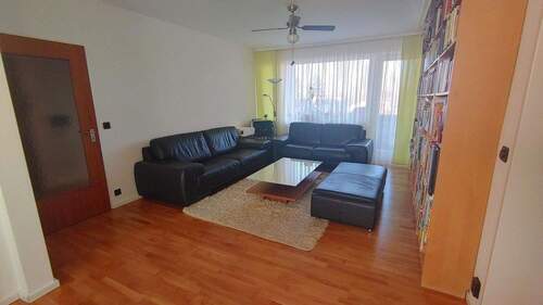 Wohnzimmer - Etagenwohnung mit 86,60 m&sup2; in Wiesbaden Bierstadt zum Kaufen