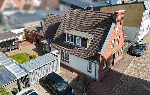Luftbild - 6 Zimmer Mehrfamilienhaus, Wohnhaus zum Kaufen in Heide