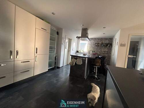 offene Küche und Blick in den Wohnbereich - 