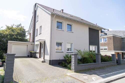 Strassenansicht mit Garage - 1 Zimmer Mehrfamilienhaus, Wohnhaus zum Kaufen in Remscheid