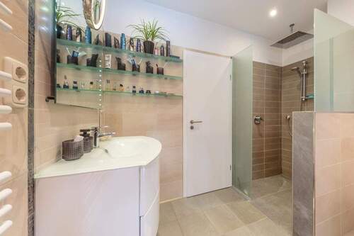 Bad mit Regendusche - 