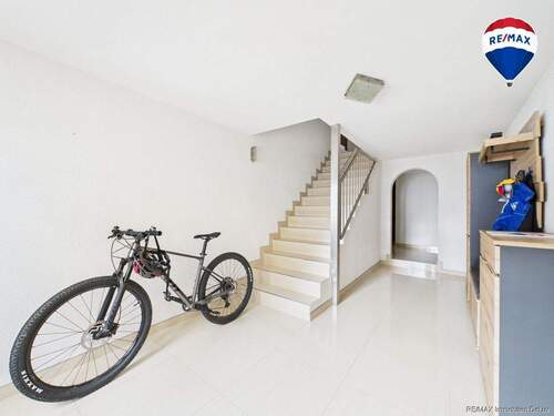 REMAX Immobilien DeLux Einfamilienhaus Bebelsheim Diele Mark Borowicz - 5 Zimmer Reihenendhaus zum Kaufen in Mandelbachtal