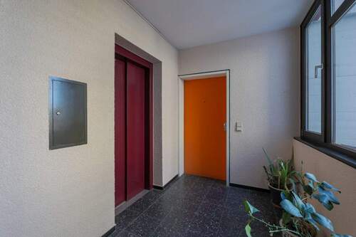 Hausflur mit Aufzug - 