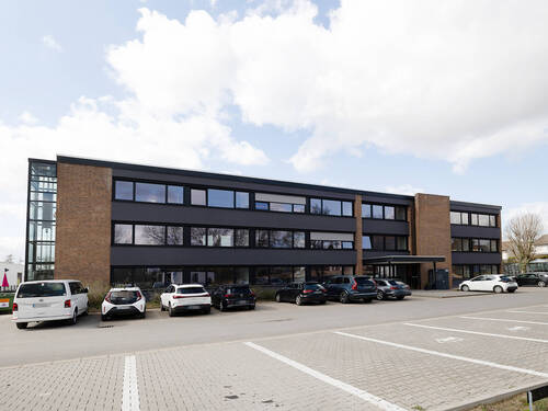 Ansicht Parkplatz - Haupteingang Office - 