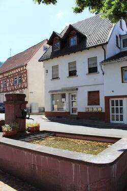 Aussenansicht vom Brunnen Gegenüber - 3 Zimmer Etagenwohnung in Lambrecht