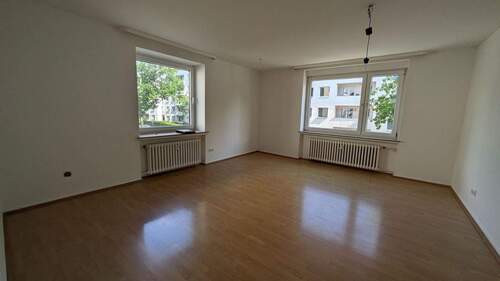 gr. sonniges Wohnzimmer - 3 Zimmer Etagenwohnung zur Miete in Bremerhaven