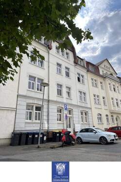 Hausansicht - Döbeln! Erste eigene Wohnung? Balkon, separate Küche, Tageslichtbad mit Wanne!