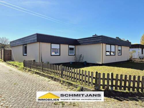 Außenansicht - Gepflegter, ebenerdiger Winkelbungalow mit Garten, Keller und Garage