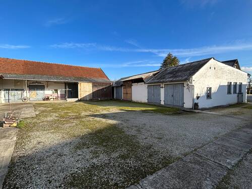 Garagen und Nutz- bzw. Wirtschaftsgebäude - 6 Zimmer Mehrfamilienhaus, Wohnhaus in Langenpreising