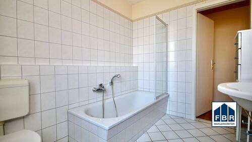 Badezimmer - Etagenwohnung mit 66,60 m² in Schwerin zum Kaufen