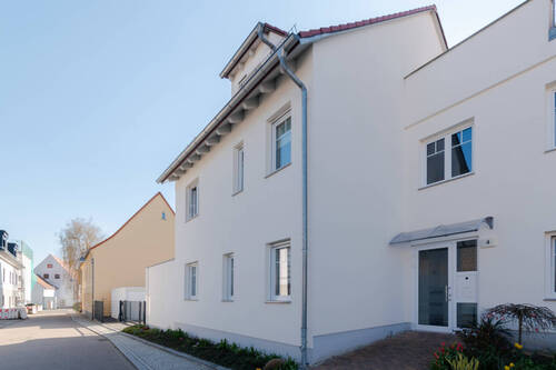 Hausansicht - MODERN & GEMÜTLICH 2,5 Zimmer, Terrasse & Garten Mit Sicherheit gut investiert in Schkeuditz