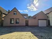 Straßenansicht 1 - Charmantes Einfamilienhaus mit Anbau, Garage und Garten - viel Potenzial für individuelle Gestaltung