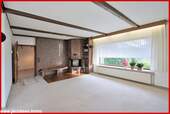 Wohnzimmer mit Kamin im Erdgeschoss - 