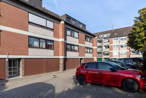 Garagenhof und Stellplätze - 