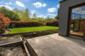 Blick in Garten mit unfertiger Terrasse - 