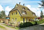 Bild 1 - Sommer, Sonne und Ferien im Seebad Born - Haus mit Rohrdach in Born a. Darß