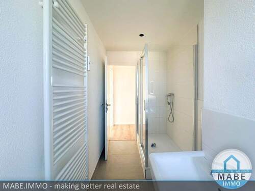 Bad mit Dusche - 