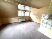 Wohnzimmer - Sanierungsbedürftige 3-Zi-Dachgeschosswohnung mit Hobbyräume und Garage in HöfenEnz