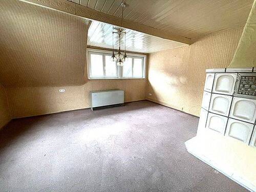 Wohnzimmer - Sanierungsbedürftige 3-Zi-Dachgeschosswohnung mit Hobbyräume und Garage in HöfenEnz