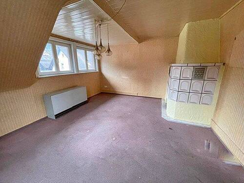 Wohnzimmer mit Kachelofen - 3 Zimmer Etagenwohnung zum Kaufen in Höfen an der Enz