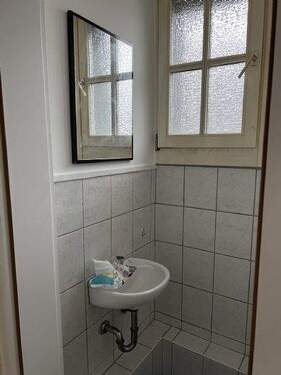 Toilette mit Waschbecken - 