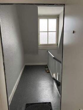 Podest vor Wohnungstür - 3 Zimmer Etagenwohnung in Duisburg