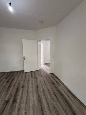 Wohnzimmer 2 - 2 Zimmer Etagenwohnung zur Miete in Duisburg