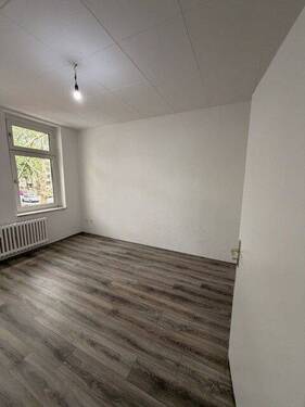 Wohnzimmer 3 - 2 Zimmer Etagenwohnung in Duisburg