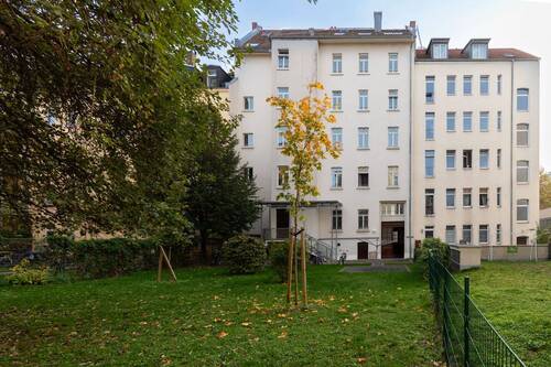 Hofansicht - GRÜNE OASE INMITTEN DER STADT Großzügige 3-Zimmer-Wohnung mit exklusiver Nutzung einer Gartenfläche