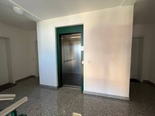 mit dem Lift vor die Wohnungstüre - 3 Zimmer Etagenwohnung in Bad Soden-Salmünster
