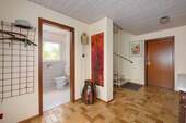 Flur und Gäste-WC UG - 7 Zimmer Einfamilienhaus in Pfinztal / Söllingen