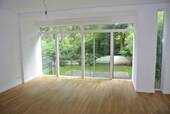 Wohnbereich mit Blick in den Garten - 5 Zimmer Terrassenwohnung zur Miete in Hamburg