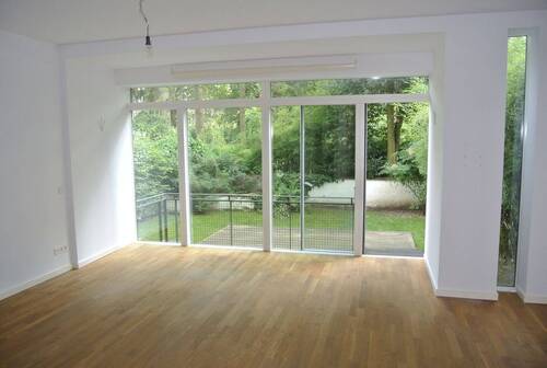 Wohnbereich mit Blick in den Garten - 5 Zimmer Terrassenwohnung zur Miete in Hamburg