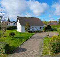 Freistehendes Haus (ehemalige Arztpraxis mit Wohneinheit) auf schönem Grundstück mit Parkplätzen und Garage in Darscheid