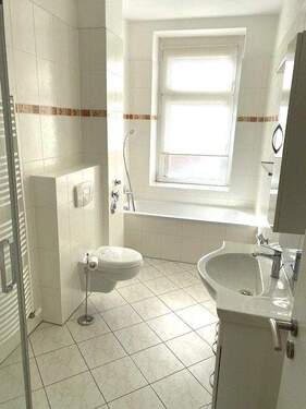 Bad mit Wanne u.Dusche - 4 Zimmer Etagenwohnung zur Miete in Magdeburg
