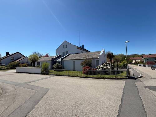 Außenansicht - Modernes Wohnhaus mit multifunktionalem Anbau in Nabburg