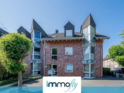 Hausansicht - Helle Dachgeschosswohnung mit Wohlfühlfaktor - 3 Zimmer & Balkon in ruhiger Lage